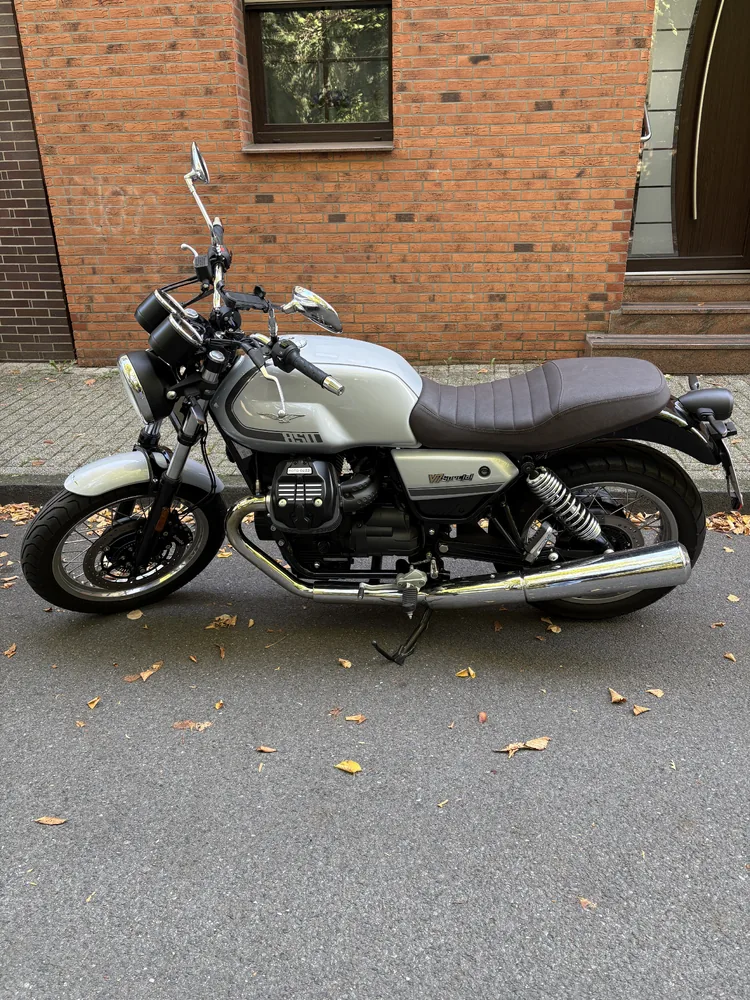 Moto Guzzi V7 2023